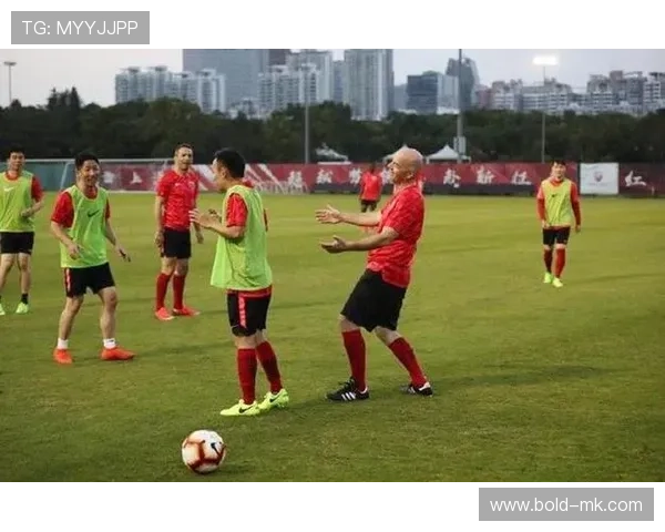 上海海港勇夺超级杯冠军，球迷欢呼庆祝球队荣耀时刻